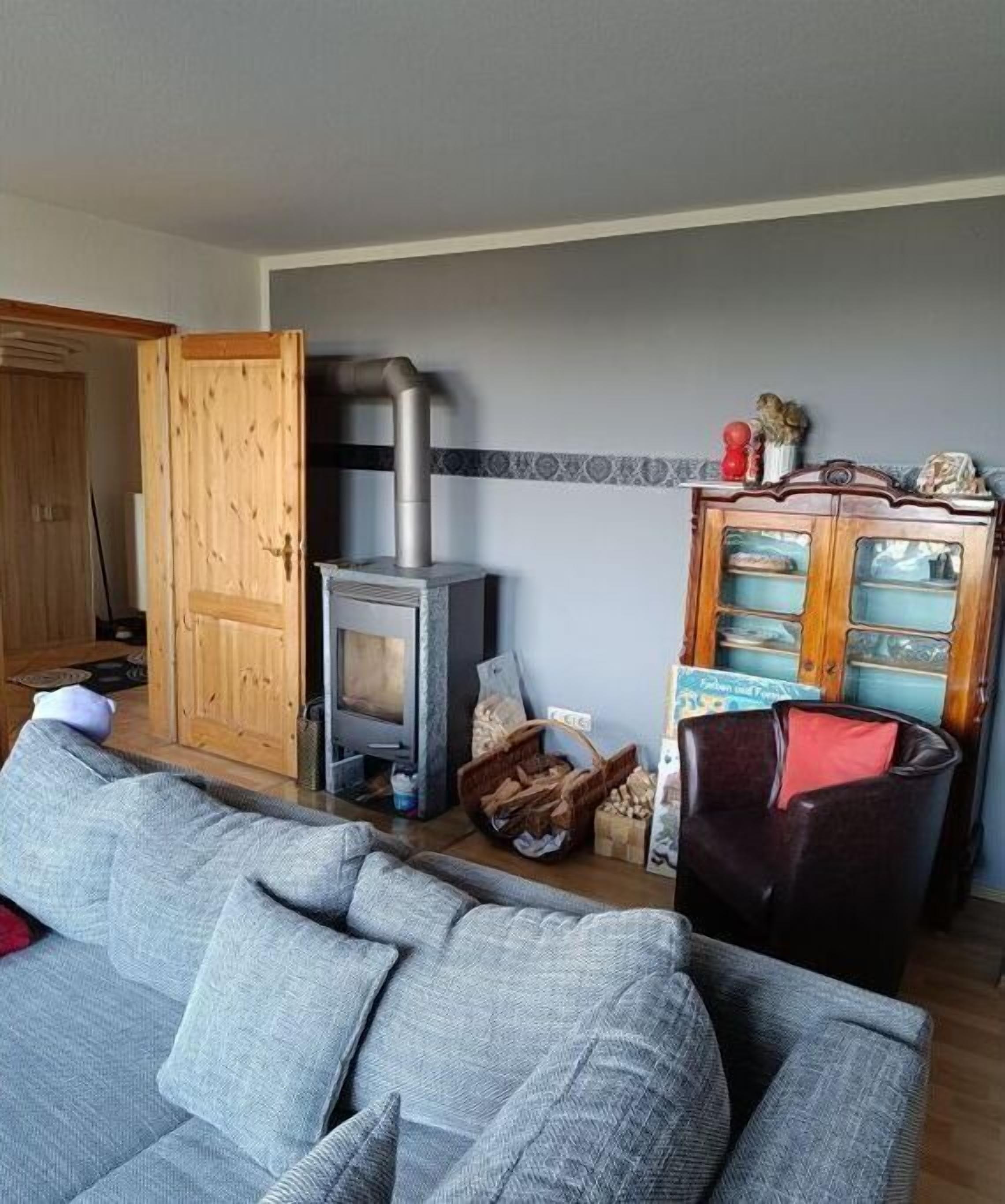 Smart-TV, Kamin, Bücher