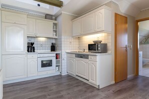 Kylskåp, mikrovågsugn, ugn och spishäll