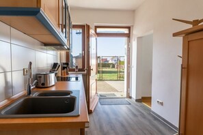 Kylskåp, mikrovågsugn, ugn och spishäll