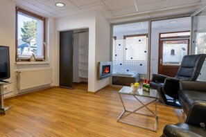 Smart-tv, eldstad och en stereo