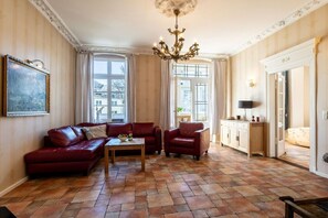 Smart-TV, peis, DVD-spiller og bøker