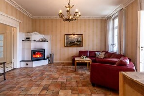 Smart-TV, peis, DVD-spiller og bøker