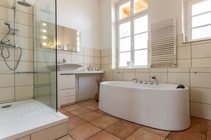 Douche, sèche-cheveux