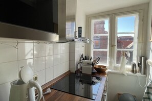 Een koelkast, een microgolfoven, een oven, een kookplaat