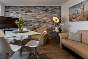 Smart-tv, eldstad och en stereo