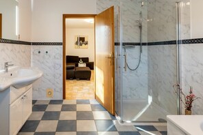 Douche, sèche-cheveux