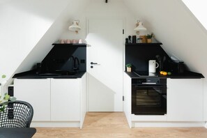 Frigorífico, horno, placa de cocina y lavavajillas