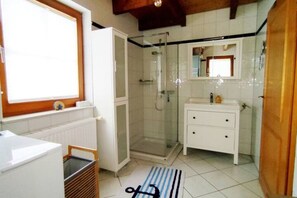 Dusche, Haartrockner, Toilettenpapier