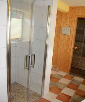 Shower, towels - holiday apartment with sauna (Gelting)