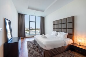 2 bedrooms, iron/ironing board, WiFi - Spacious 2BR+Maid w/ Beach Access at the Palm (Dubai)