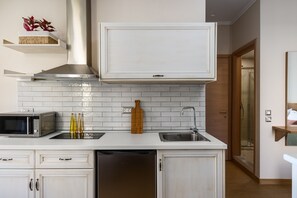 Kjøleskap, mikrobølgeovn, kokeplater og kaffetrakter/tekoker