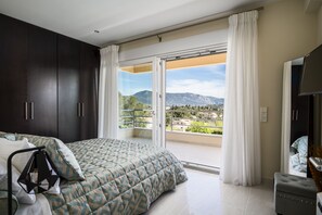3 bedrooms, iron/ironing board, travel cot, WiFi