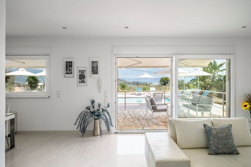 Euphoria Seaview Residences with Shared Pool by Konnect - Pool Side Maisonette