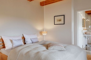 3 habitaciones, tabla de planchar con plancha y cuna de viaje 