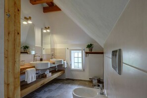 Shower, bidet, towels