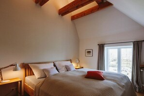 4 habitaciones, tabla de planchar con plancha y cuna de viaje 