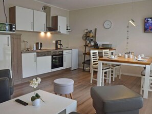 Réfrigérateur, micro-ondes, four, plaque de cuisson