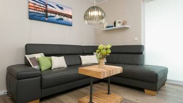 Smart-TV, Kamin, Bücher