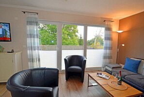 Smart-tv, een open haard en boeken