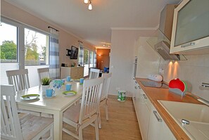 Een microgolfoven, een kookplaat, een koffiezetapparaat/waterkoker