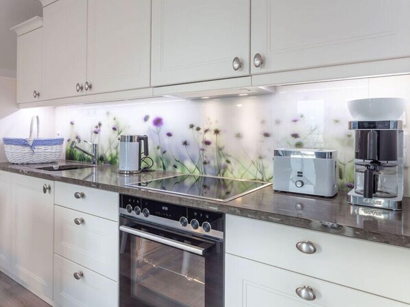 Frigorífico, horno, placa de cocina y lavavajillas