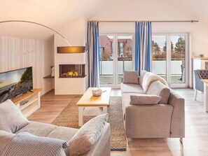 Una Smart TV, una chimenea, un reproductor estéreo