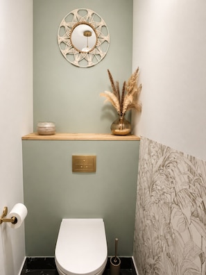 Haartrockner, Handtücher, Toilettenpapier