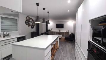 Réfrigérateur, micro-ondes, four, plaque de cuisson