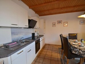 Fridge, oven, stovetop, dishwasher - Sun, wind & waves Comfortable holiday residence (Breege)