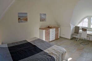 2 bedrooms, desk, free WiFi - Ringed Plover Comfortable Vacation Home (Glowe)