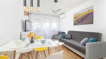 Căn hộ, 1 phòng ngủ, ban công, cạnh hồ | Khu phòng khách