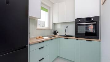 Căn hộ, 1 phòng ngủ, ban công, cạnh hồ | Bếp riêng | Lò vi sóng, máy rửa bát, ghế cao cho trẻ em