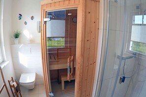 Shower, towels - Plankton Comfortable holiday residence (Glowe)