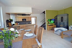 Smart TV, fireplace