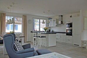 Kylskåp, mikrovågsugn, ugn och spishäll