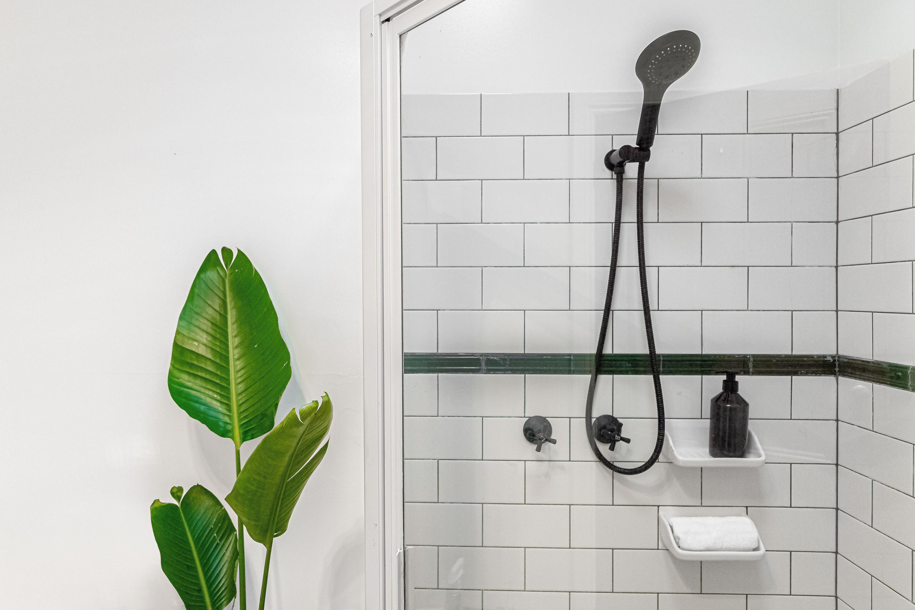 Douche, sèche-cheveux, serviettes fournies, savon