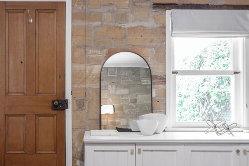 5 Minute walk into the CBD near shops, restraunts and bars.