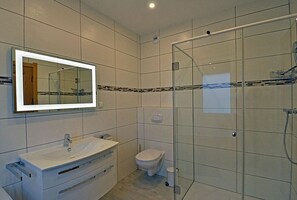 Dusche, Haartrockner, Handtücher