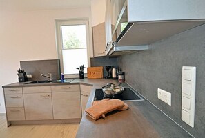 Een koelkast, een magnetron, een oven, een kookplaat