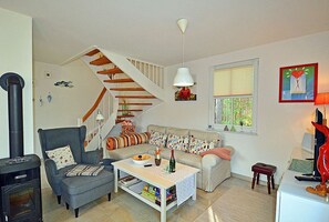 Smart-tv, eldstad, dvd-spelare och böcker