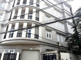 Un edificio de varios pisos con balcones y garaje.