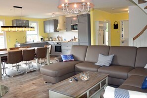 Una Smart TV, una chimenea, un reproductor de DVD