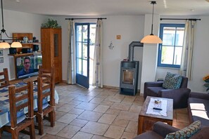 Smart TV, fireplace