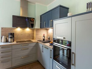 Kjøleskap, ovn, kokeplater og oppvaskmaskin