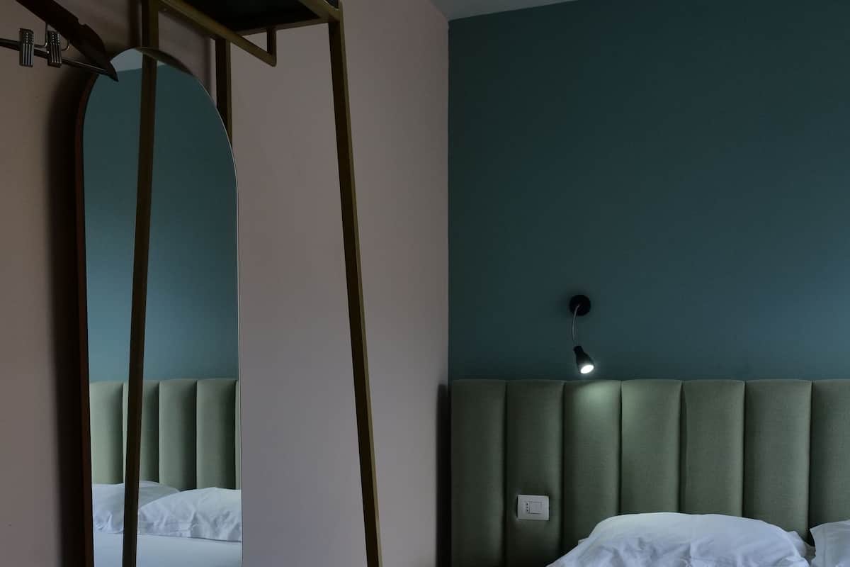 Enkeltrom – deluxe | Skrivebord, strykejern/-brett, wi-fi (inkludert) og sengetøy