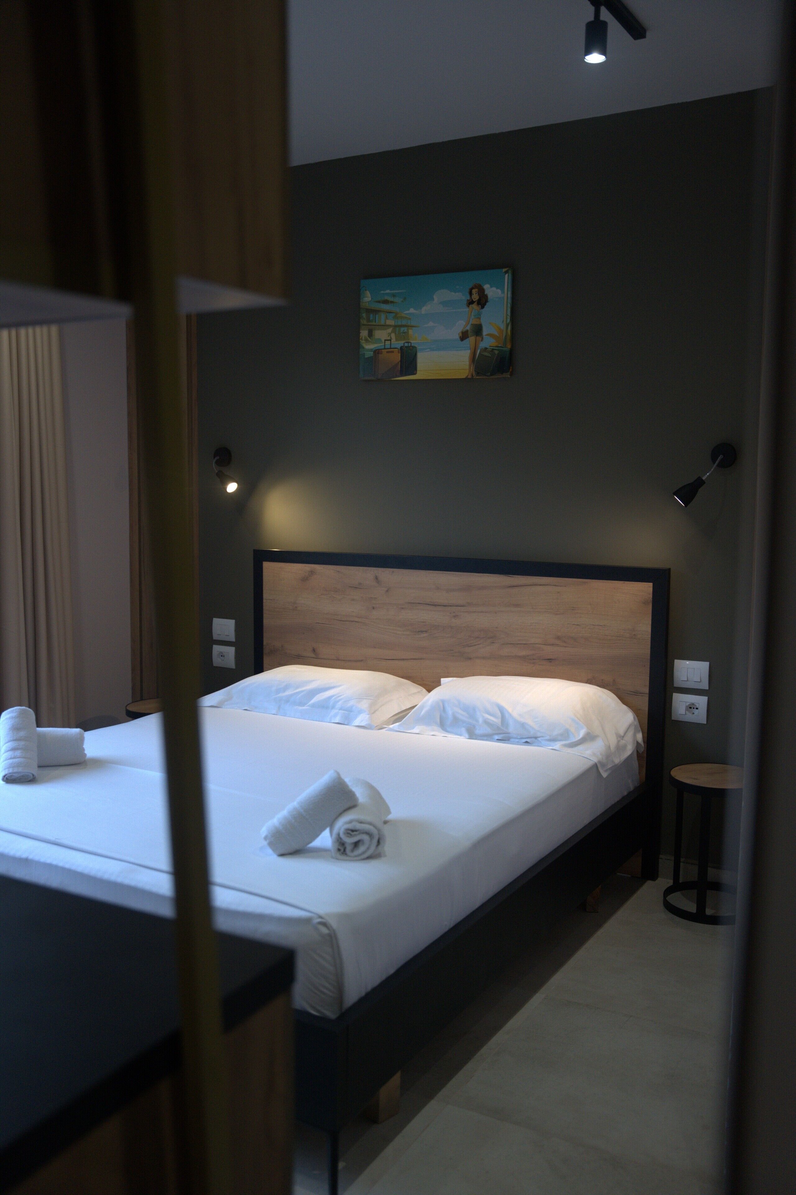 Escritorio, tabla de planchar con plancha, wifi gratis y ropa de cama 