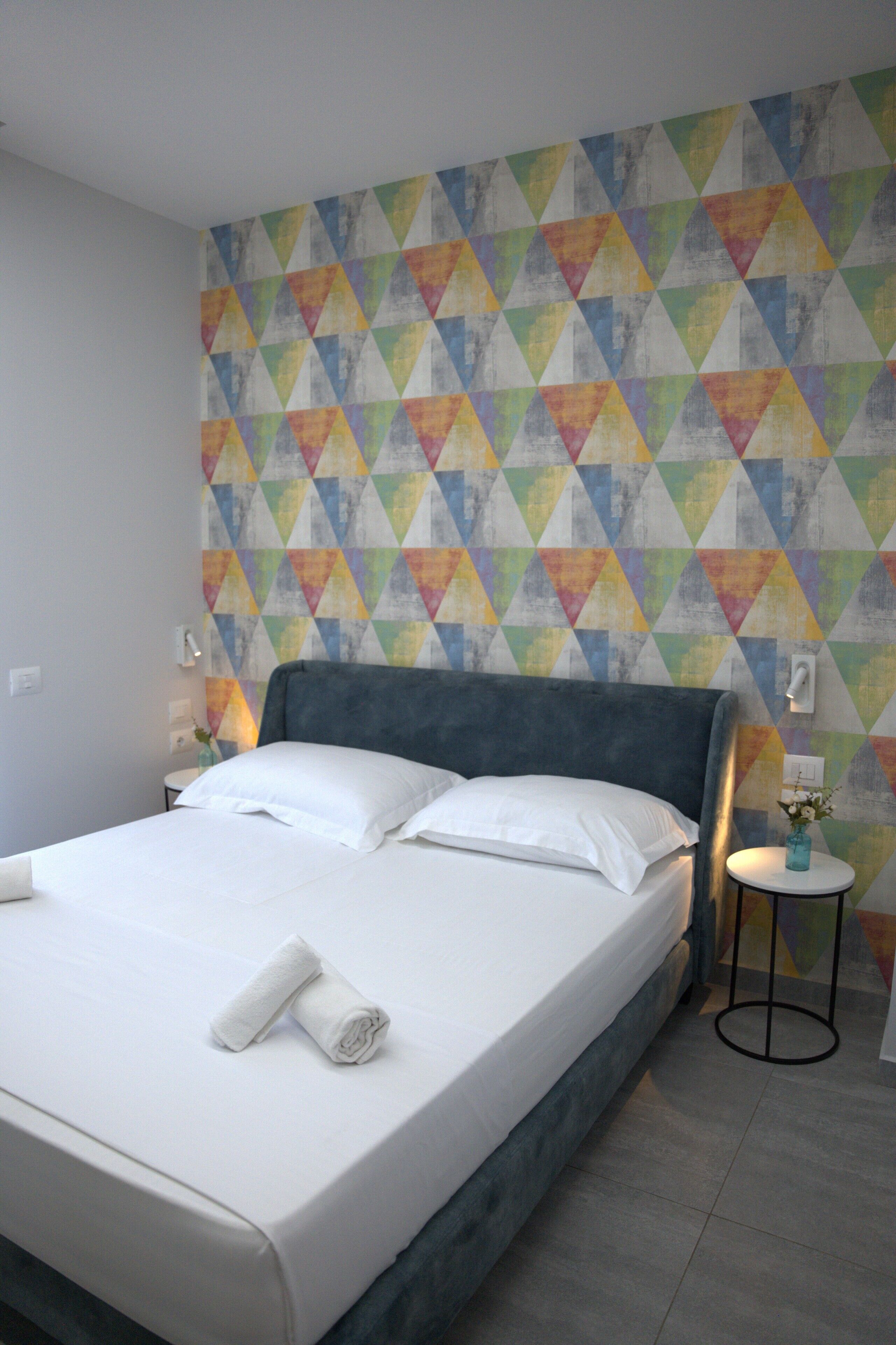 Escritorio, tabla de planchar con plancha, wifi gratis y ropa de cama 