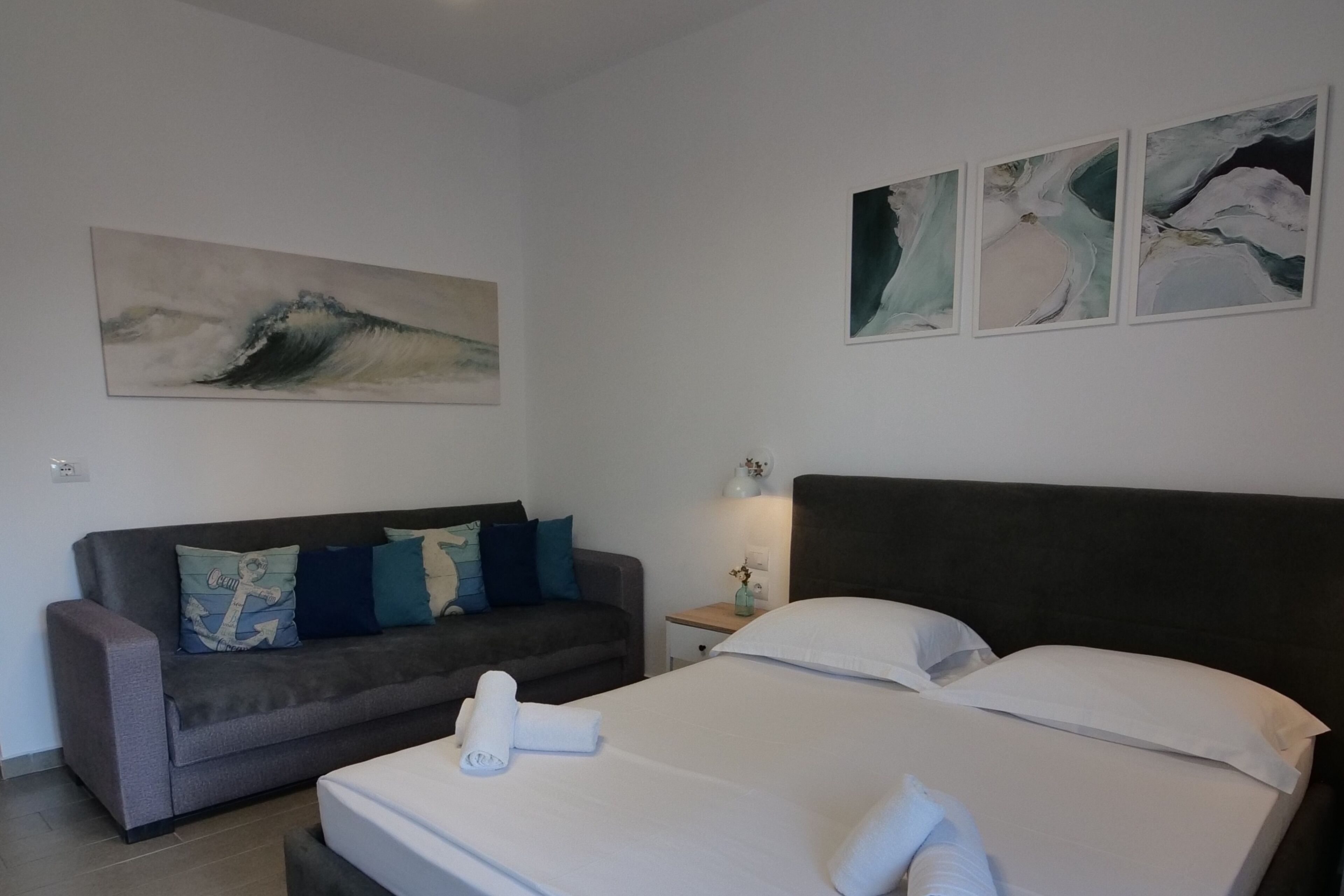 Escritorio, tabla de planchar con plancha, wifi gratis y ropa de cama 