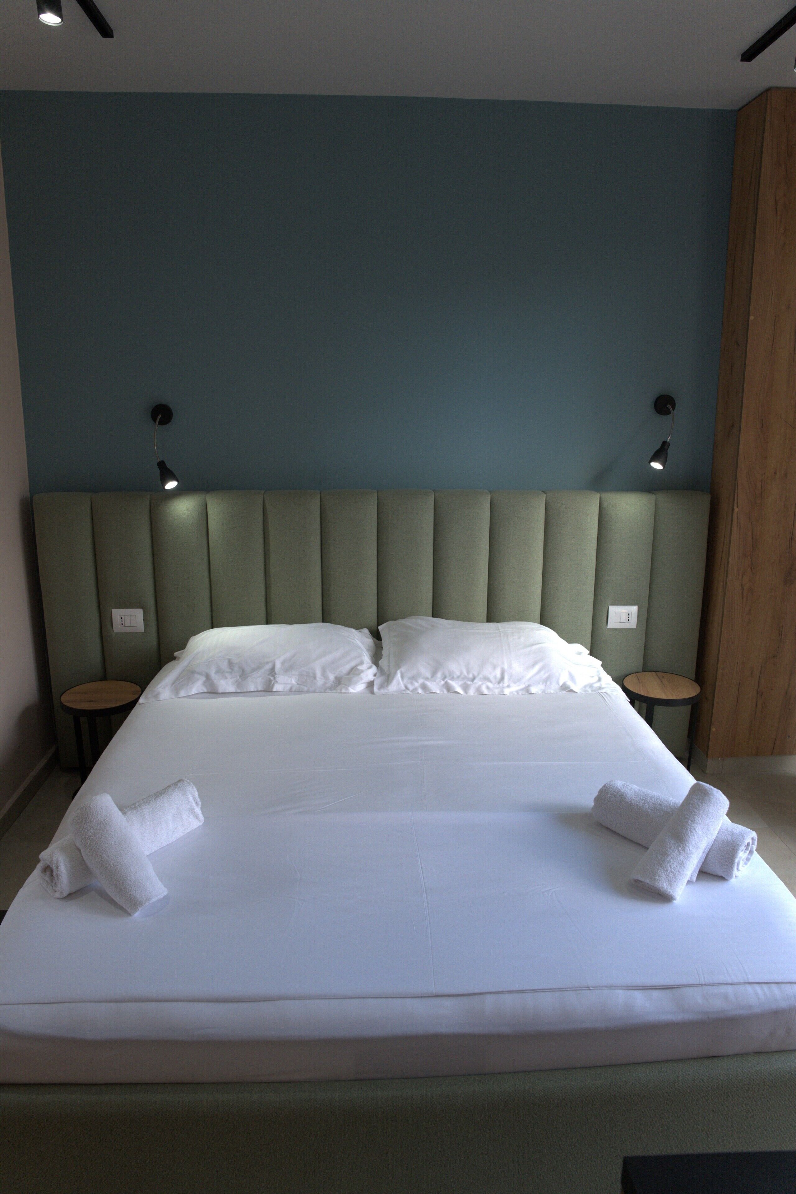 Escritorio, tabla de planchar con plancha, wifi gratis y ropa de cama 