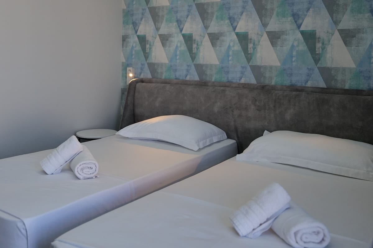 Tremannsrom – classic | Skrivebord, strykejern/-brett, wi-fi (inkludert) og sengetøy